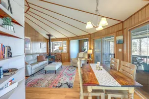 Mountaintop Mars Hill Cabin w/ Wraparound Deck! - Interiør