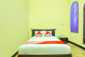 RedDoorz at Senaz Guesthouse Mataram - Room