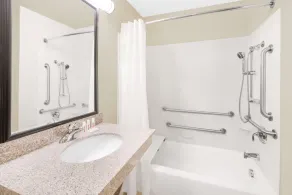Baymont by Wyndham Snyder - Salle de bain