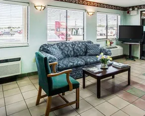 Econo Lodge Inn & Suites Southeast - Hall