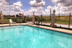 Days Inn by Wyndham Navasota - Piscina