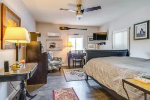 Water & Sunset Views! Monticello Couple's Getaway - Interior