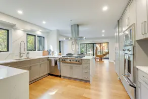 Mid-century Modern Luxe Retreat w/ Hot Tub & Decks - Innenbereich