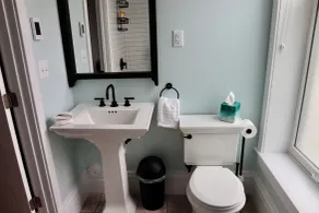 Historic Red Rooster Inn - Bathroom