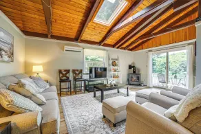 Breathtaking Newbury Cottage w/ Deck on Chalk Pond - Interiör