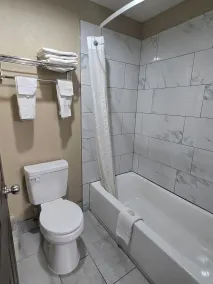 Super 8 by Wyndham Kansas City - Salle de bain