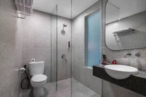 Hotel Neo Kota Baru Parahyangan - Bathroom