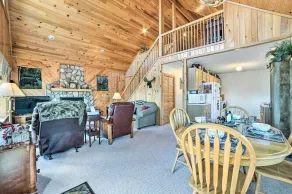 Secluded Lost Lake Cottage w/ Spacious Loft! - Interiör