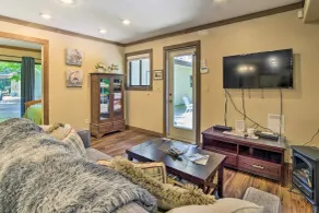 Coos Bay Cottage w/ Fireplace & BBQ Patio! - Interiør