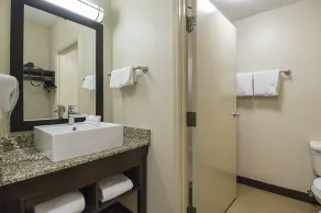 Red Roof Inn PLUS + Phoenix West - Salle de bain