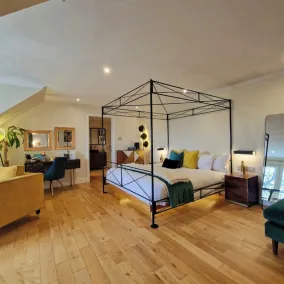 The Sleeping Dog Suite, Private Luxury outdoor Hot Tub, Superking Lux Bed, Massive Room, Gym, Award Winning Farmhouse at The Grumpy Schnauzer Guesthouse, Stunning! - Værelse