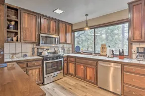 Woodsy Twin Peaks Getaway w/ Hot Tub & Views! - Interni
