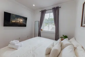 Miami Getaway Heated Pool Villa with Mini Golf & BBQ - Chambre