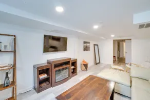 Sleek & Central Centennial Apartment w/ Fireplace! - Innvendig