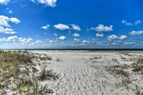 Sun-Soaked Coastal Hideaway - Steps to Beach! - Interiør