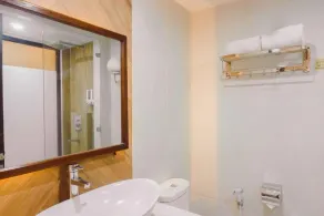 Fahira Hotel Syariah Bukittinggi - Bathroom