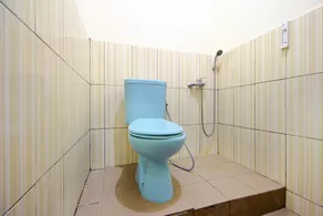 RedDoorz Syariah near Alun Alun Wonosari - Bathroom