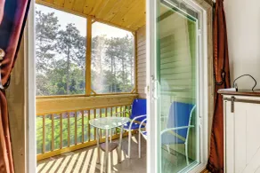 Walk to Weirs Beach! Family Escape w/ Balcony - Innvendig