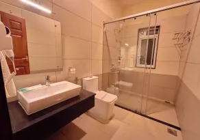 AJ Gable clouds Ooty by VOYE HOMES  - Salle de bain