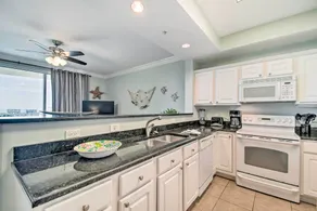 Gulf Shores Condo w/ Pool View: Walk to Beach! - Interiør