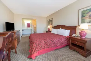 Days Inn & Suites by Wyndham Dayton North - Chambre