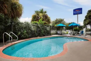 Baymont by Wyndham Clute Lake Jackson - Pool