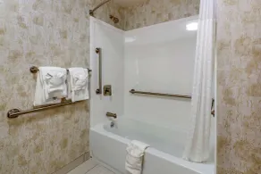 Comfort Inn Missoula North Shopping District - Bathroom