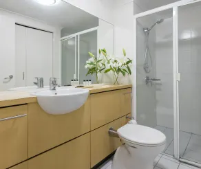 Oaks Brisbane River City Suites - Badezimmer