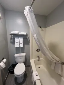 AmericInn by Wyndham Glendale Milwaukee - Salle de bain