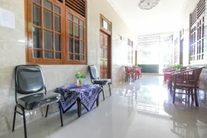 RedDoorz near Candi Ratu Boko - Coin salon dans le hall