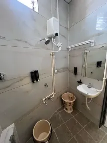 Hotel Darshan Palace - Near Dwarka Railway Station & Shree Dwarkadhish Temple - Bathroom