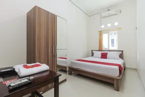 RedDoorz near Universitas Palangkaraya - Room
