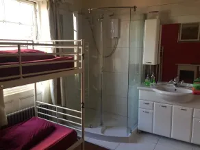 Embassie Backpackers - Room