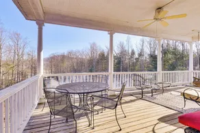 Family Home w/ Game Room & Decks in Etlan! - Interni