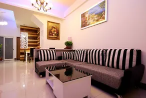 Loveplayer - Lobby sitting area