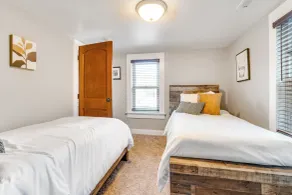 Scenic Yankton Retreat w/ Fire Pit: 1 Mi to Lake! - Interiör