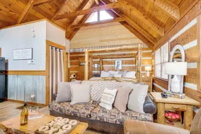 Honey Bear Pause: Rural Escape w/ Porch & Hot Tub! - Innvendig