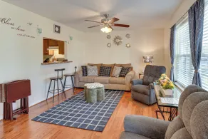 Close to Highway & Border: North Florida Hideaway - Intérieur