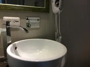 R8 Eco Hotel - Bathroom