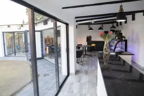 Serene Guest Manor - Interior entrance