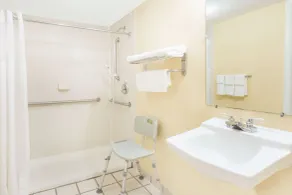 Days Inn by Wyndham Staunton - Salle de bain