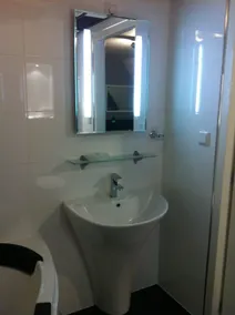 Alex Rooms - Bathroom