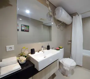 Azalea Suites Cikarang by Jayakarta Group - Salle de bain