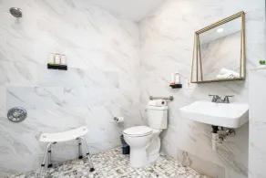 Chesterfield Hotel & Suites - Bathroom