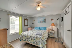Walk to Shore: Myrtle Beach House w/ Private Deck! - Intérieur