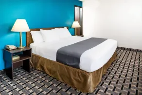 Super 8 by Wyndham Lincoln West - Chambre