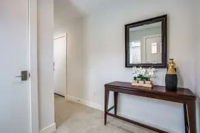 Upscale 2 bedroom Dallas TownHome - Zimmer