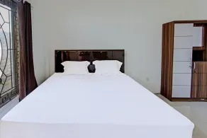 Hotel O Ayu Bypass MansionNearBundaran Gerung - Habitación
