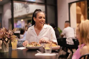 H on Mitchell Apartment Hotel - Restaurant
