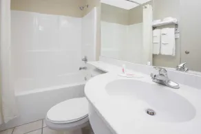 Microtel Inn & Suites by Wyndham Hattiesburg - Salle de bain